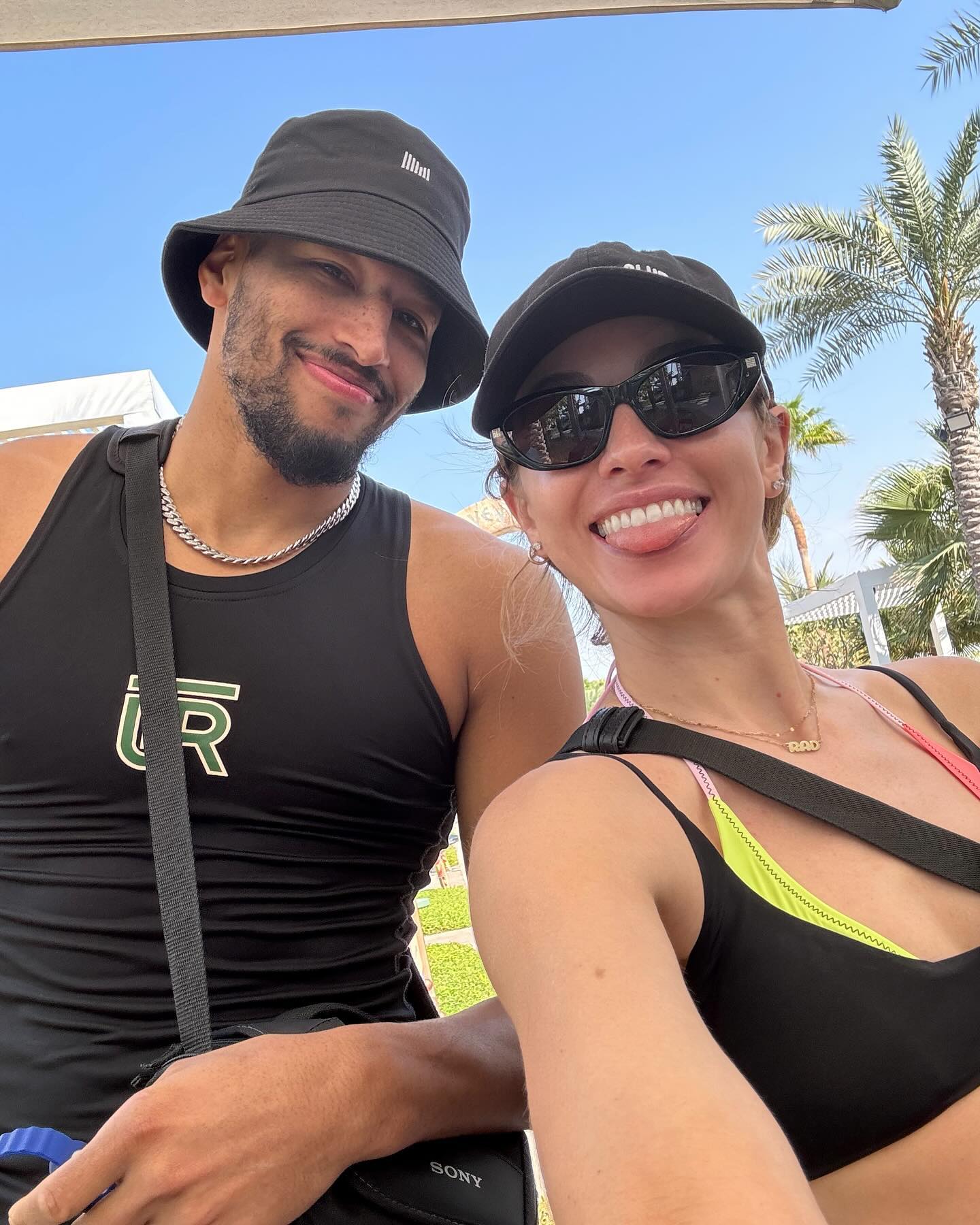瑞秋与男友罗伯森度假晒照此前全程陪同后者前往迪拜打球